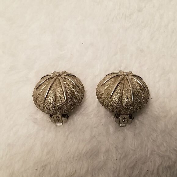Vintage Silver Tone Clip On Earrings - Picture 2 of 3